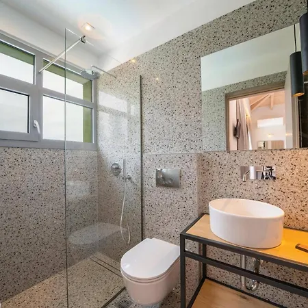 Mandolin By 别墅 *